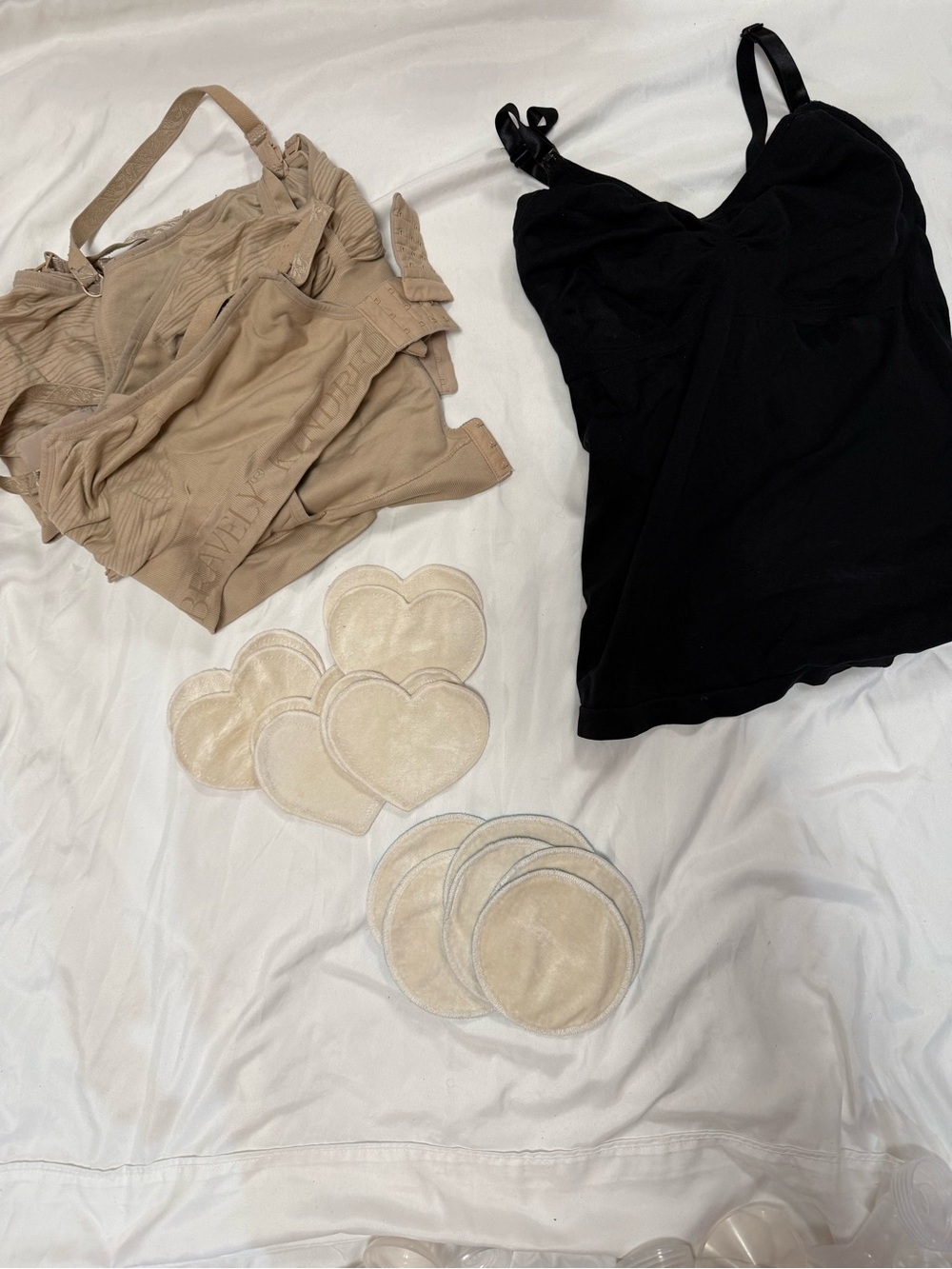 Kindred Bravely pump/nurse bra, pumping tank and nursing pads